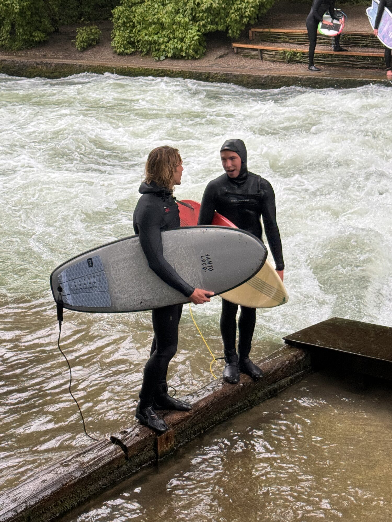 A diaristic travel story around Munich river surfing and the people beside it.